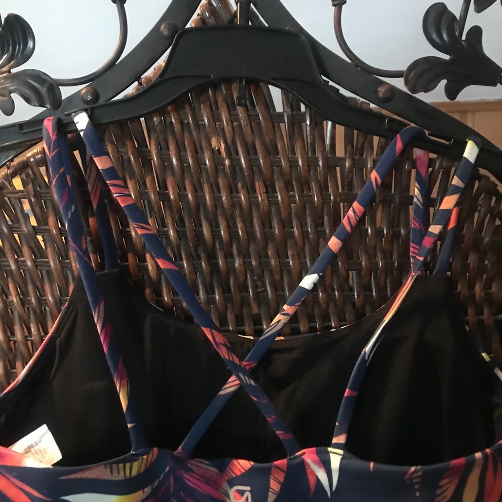 Gap tropical sports bra and shorts set - Picture 12 of 13